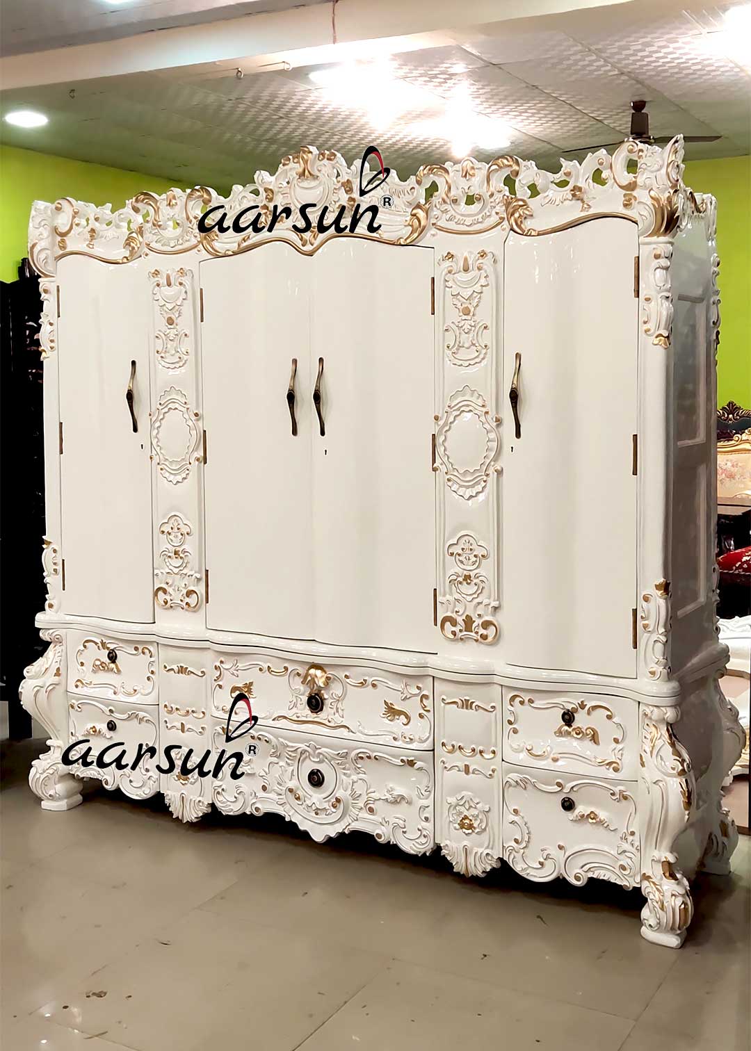 Royal Closet in Glossy White with Gold Highlighting YT-608