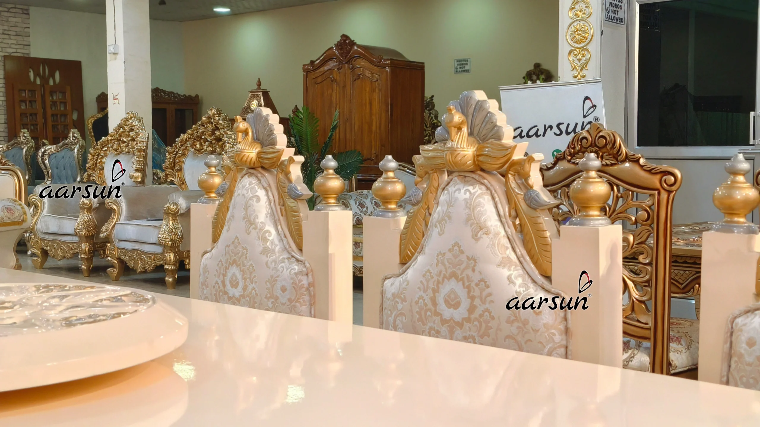 8 Seater Dining with rumble.com Elephant Base 2025